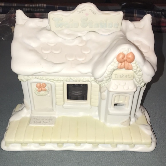 Precious Moments Sugar Town Lighted Train Station and 3 Figurine’s - Picture 2 of 10